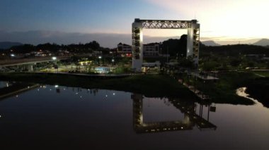 Kuching, Malezya - 6 Temmuz 2024: Batu Kawah Riverbank Parkı