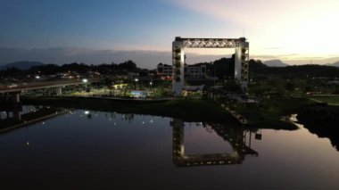 Kuching, Malezya - 6 Temmuz 2024: Batu Kawah Riverbank Parkı