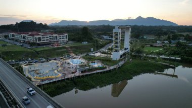 Kuching, Malezya - 6 Temmuz 2024: Batu Kawah Riverbank Parkı