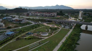 Kuching, Malezya - 6 Temmuz 2024: Batu Kawah Riverbank Parkı