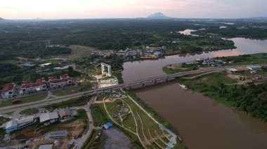 Kuching, Malezya - 6 Temmuz 2024: Batu Kawah Riverbank Parkı