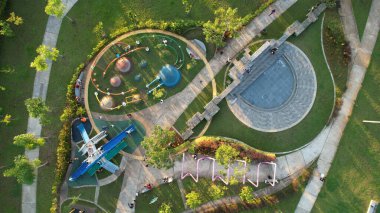 Kuching, Malezya - 6 Temmuz 2024: Batu Kawah Riverbank Parkı