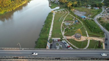 Kuching, Malezya - 6 Temmuz 2024: Batu Kawah Riverbank Parkı