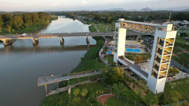 Kuching, Malezya - 6 Temmuz 2024: Batu Kawah Riverbank Parkı