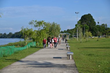 Kuching, Malezya - 6 Temmuz 2024: Batu Kawah Riverbank Parkı