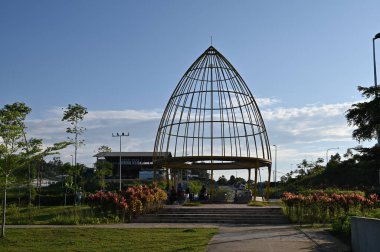 Kuching, Malezya - 6 Temmuz 2024: Batu Kawah Riverbank Parkı