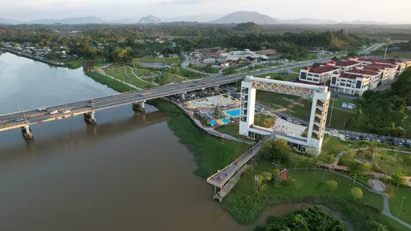 Kuching, Malezya - 6 Temmuz 2024: Batu Kawah Riverbank Parkı