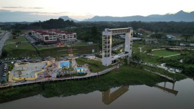 Kuching, Malezya - 6 Temmuz 2024: Batu Kawah Riverbank Parkı