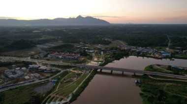 Kuching, Malezya - 6 Temmuz 2024: Batu Kawah Riverbank Parkı