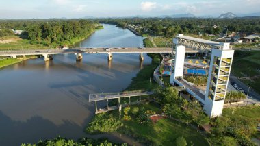 Kuching, Malezya - 6 Temmuz 2024: Batu Kawah Riverbank Parkı