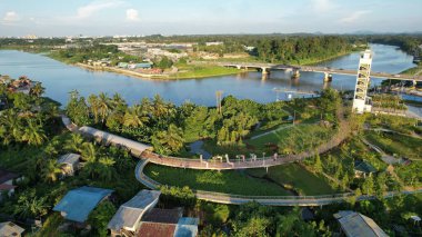 Kuching, Malezya - 6 Temmuz 2024: Batu Kawah Riverbank Parkı