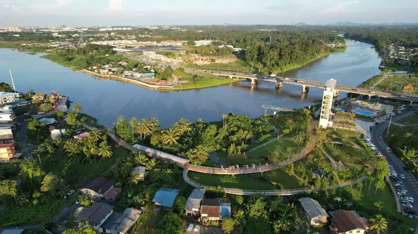 Kuching, Malezya - 6 Temmuz 2024: Batu Kawah Riverbank Parkı