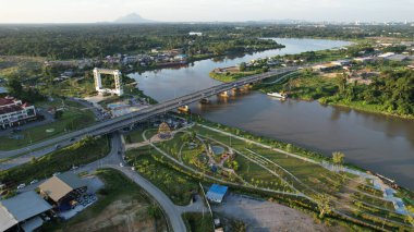 Kuching, Malezya - 6 Temmuz 2024: Batu Kawah Riverbank Parkı