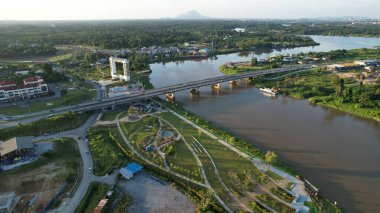 Kuching, Malezya - 6 Temmuz 2024: Batu Kawah Riverbank Parkı