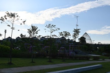 Kuching, Malezya - 6 Temmuz 2024: Batu Kawah Riverbank Parkı