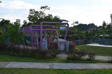 Kuching, Malezya - 6 Temmuz 2024: Batu Kawah Riverbank Parkı