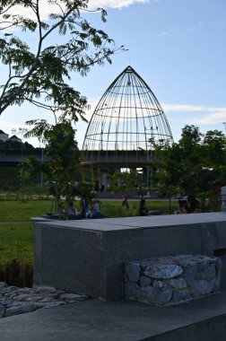 Kuching, Malezya - 6 Temmuz 2024: Batu Kawah Riverbank Parkı