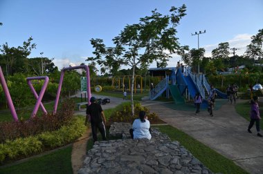 Kuching, Malezya - 6 Temmuz 2024: Batu Kawah Riverbank Parkı
