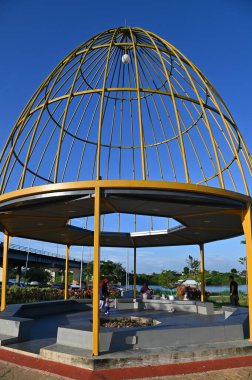 Kuching, Malezya - 6 Temmuz 2024: Batu Kawah Riverbank Parkı