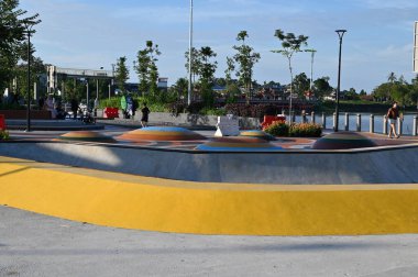 Kuching, Malezya - 6 Temmuz 2024: Batu Kawah Riverbank Parkı