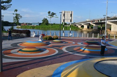 Kuching, Malezya - 6 Temmuz 2024: Batu Kawah Riverbank Parkı