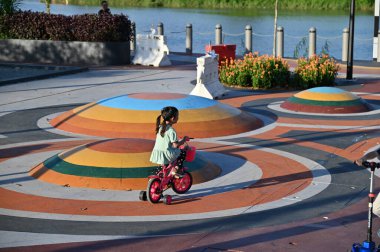 Kuching, Malezya - 6 Temmuz 2024: Batu Kawah Riverbank Parkı