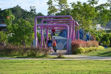 Kuching, Malezya - 6 Temmuz 2024: Batu Kawah Riverbank Parkı