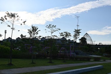 Kuching, Malezya - 6 Temmuz 2024: Batu Kawah Riverbank Parkı