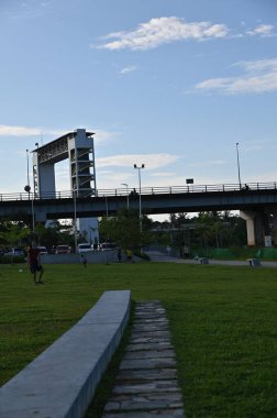 Kuching, Malezya - 6 Temmuz 2024: Batu Kawah Riverbank Parkı