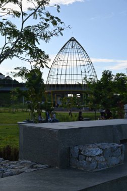 Kuching, Malezya - 6 Temmuz 2024: Batu Kawah Riverbank Parkı