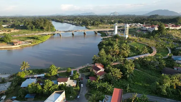 Kuching, Malezya - 6 Temmuz 2024: Batu Kawah Riverbank Parkı