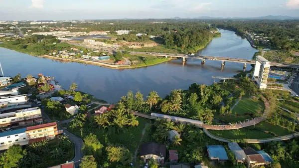 Kuching, Malezya - 6 Temmuz 2024: Batu Kawah Riverbank Parkı