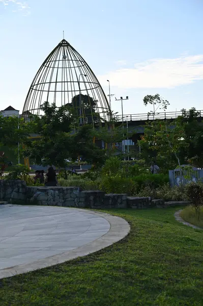 Kuching, Malezya - 6 Temmuz 2024: Batu Kawah Riverbank Parkı