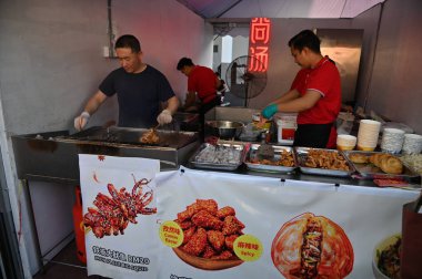 Kuching, Malezya - 3 Ağustos 2024: Yemek Festivali Sokak Fuarı