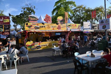 Kuching, Malezya - 3 Ağustos 2024: Yemek Festivali Sokak Fuarı