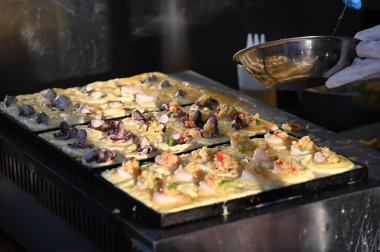 Kuching, Malezya - 3 Ağustos 2024: Yemek Festivali Sokak Fuarı