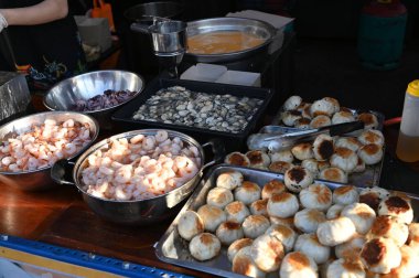 Kuching, Malezya - 3 Ağustos 2024: Yemek Festivali Sokak Fuarı