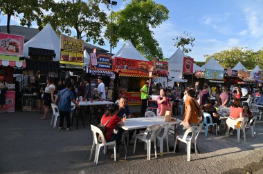 Kuching, Malezya - 3 Ağustos 2024: Yemek Festivali Sokak Fuarı