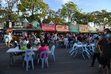 Kuching, Malezya - 3 Ağustos 2024: Yemek Festivali Sokak Fuarı