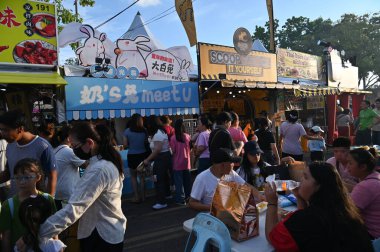 Kuching, Malezya - 3 Ağustos 2024: Yemek Festivali Sokak Fuarı