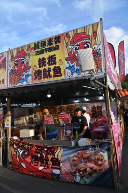 Kuching, Malezya - 3 Ağustos 2024: Yemek Festivali Sokak Fuarı