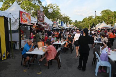 Kuching, Malezya - 3 Ağustos 2024: Yemek Festivali Sokak Fuarı