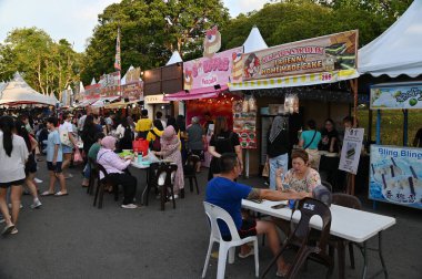 Kuching, Malezya - 3 Ağustos 2024: Yemek Festivali Sokak Fuarı