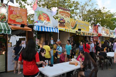 Kuching, Malezya - 3 Ağustos 2024: Yemek Festivali Sokak Fuarı