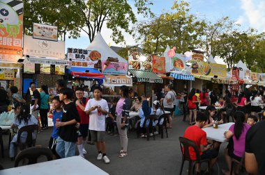 Kuching, Malezya - 3 Ağustos 2024: Yemek Festivali Sokak Fuarı