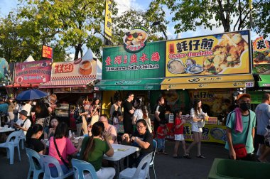 Kuching, Malezya - 3 Ağustos 2024: Yemek Festivali Sokak Fuarı