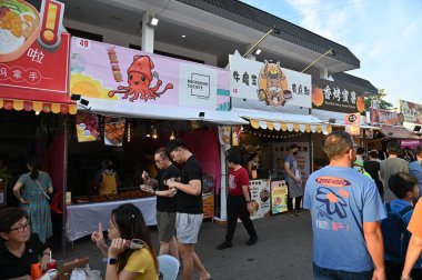 Kuching, Malezya - 3 Ağustos 2024: Yemek Festivali Sokak Fuarı