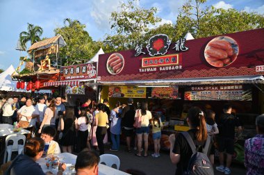 Kuching, Malezya - 3 Ağustos 2024: Yemek Festivali Sokak Fuarı