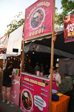 Kuching, Malezya - 3 Ağustos 2024: Yemek Festivali Sokak Fuarı