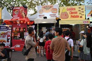 Kuching, Malezya - 3 Ağustos 2024: Yemek Festivali Sokak Fuarı